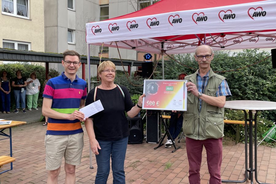 Raven Kirchner (Vorsitzender SPD Riederwald - links), Inge Wendel (Redaktionsmitglied RAZ - mittig), Erich Sprengel (Vorsitzender AWO Riederwald - rechts)